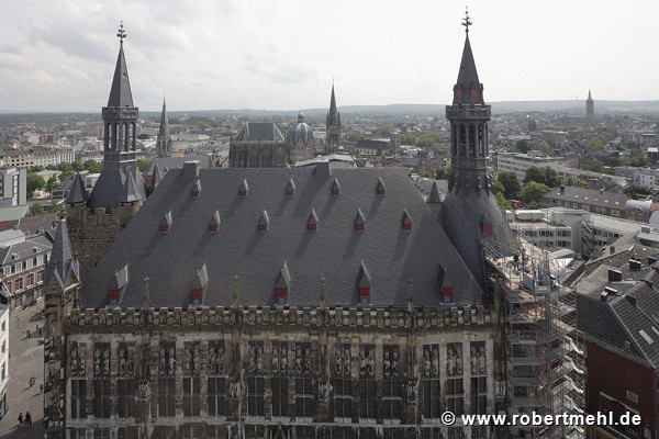 Rathaus Aachen: Dachlandschaft der Kaiserpfalz mit Dom