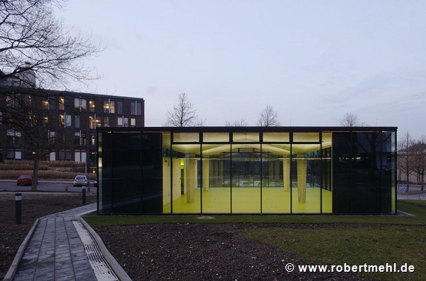 Textilbeton-Pavillon mit Glasfassade: Südansicht mit Zuweg bei Dämmerung