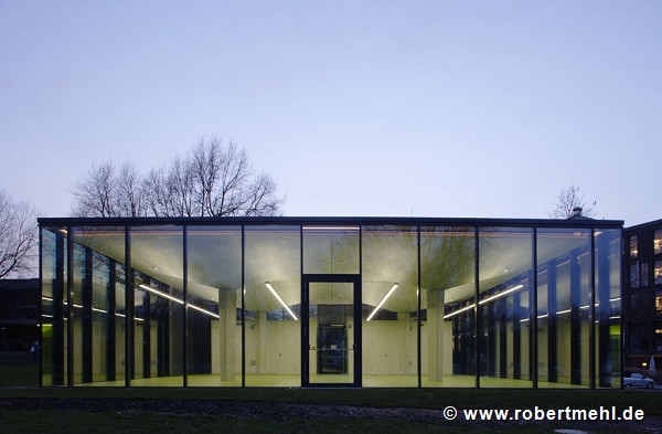 Textilbeton-Pavillon mit Glasfassade: Ostansicht bei Dämmerung