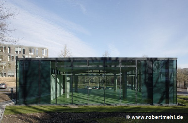 Textilbeton-Pavillon mit Glasfassade: Südansicht, nah