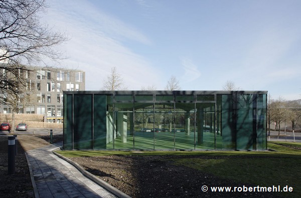 Textilbeton-Pavillon mit Glasfassade: Südansicht mit Zuweg