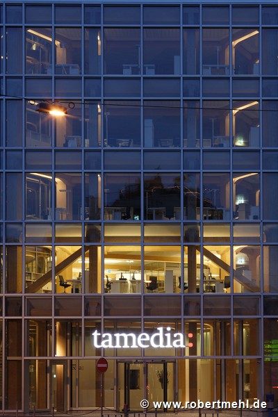 tamedia - Holzkonstruktion bei Dämmerung 1