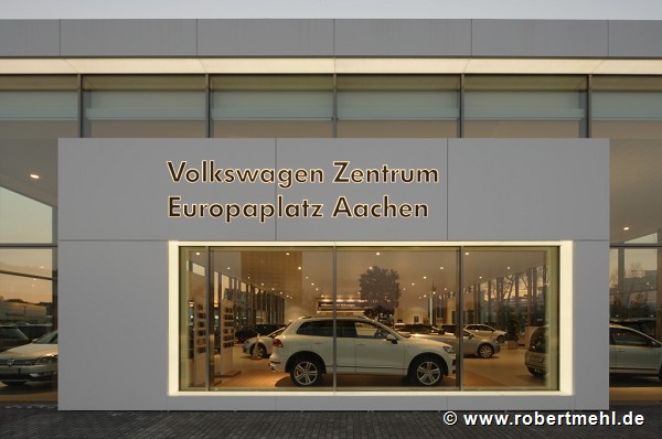 VW-Fleischhauer: Westschaufenster bei Dämmerung