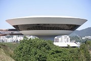 Die neuere Baugeschichte Brasiliens wird geprägt von der Betonarchitektur Oscar Niemeyers: Museum für zeitgenössische Kunst (MAC), Rio de Janeiro-Niterói