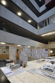Die Bachelor-Thesis-Arbeiten wurden im Atrium der Architekturfakultät der Frankfurt UAS gezeigt, Bild 2