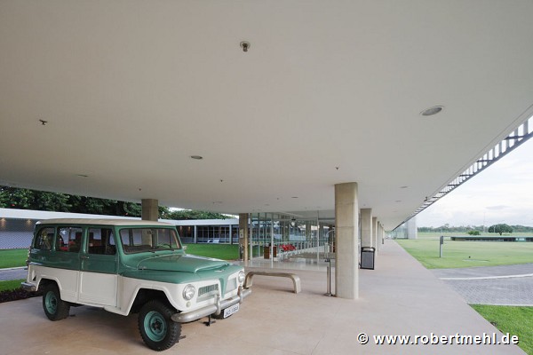 Brasilia-Palace: pilote-elevation before main-entrance 2