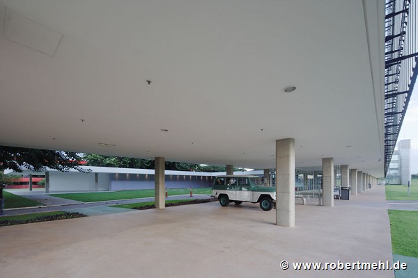 Brasilia-Palace: pilote-elevation before main-entrance 1