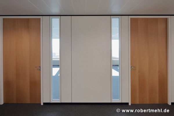 Euro-Tower, Frankfurt: 32. level - detail office-doors