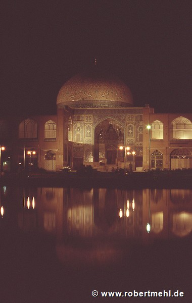 Meidān-e Emām, Isfahan: Masjed-e-Sheich Lotfollāh, at night