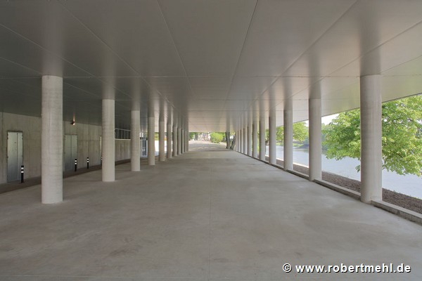 Musée La Boverie: the extension's subway has a line for pedestrians (photo) and for cars