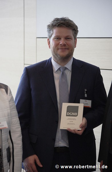 Schlüter-Workbox inauguration: Marc Schlüter showing DGNB-platinum-certificate