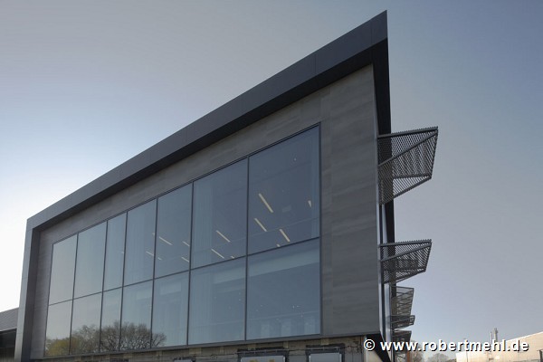 Schlüter-Systems Workbox: glass-screen at North-façade