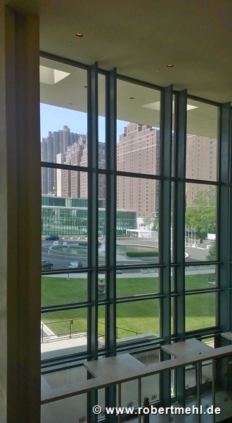 UN-Haedquarters: view-out of General Assembly garden-lobby