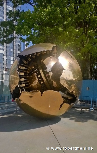 UN-Headquarter: Arnaldo Pomodoro's sculpture "Sphere Within Sphere"