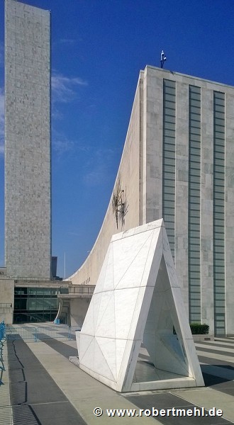 UN-Headquarters: north-eastern terrace with artwork