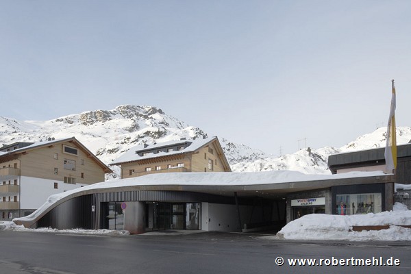 Arlberg1800: right beside the entrance there is a basement-garage