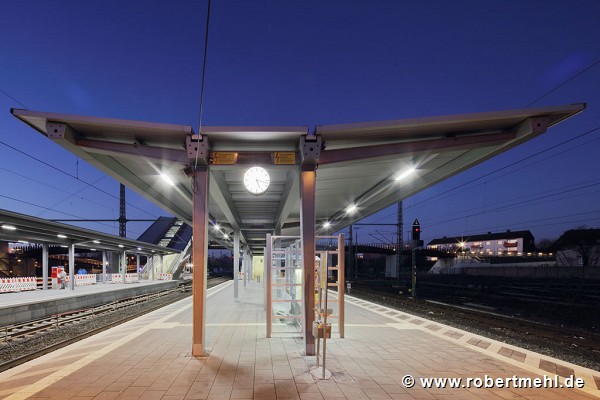 Leverkusen-Opladen railway-station: platform-roof front-end, track 2 and 5 at dusk, fig. 1