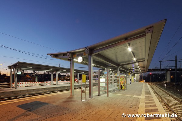 Leverkusen-Opladen railway-station: platform-roof front-end, track 2 and 5 at dusk, fig. 2