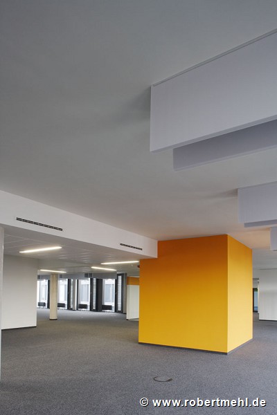 BASF Pfalzgrafenstraße: open-office with yellow single-work-cube 1
