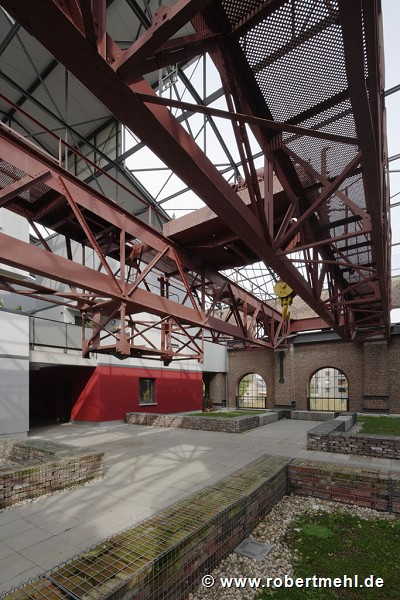 Becker steelworks, hall 18: court & former gantry crane 1