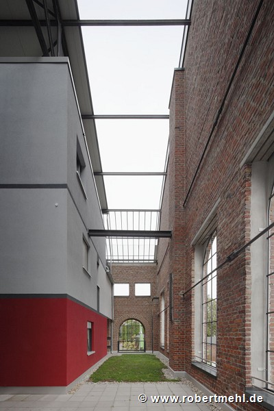 Becker steelworks, hall 18: gap between housing units an outer façade