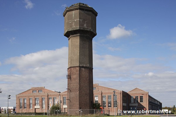 Becker steelworks, pipe hall: Southern detail-view & water tower