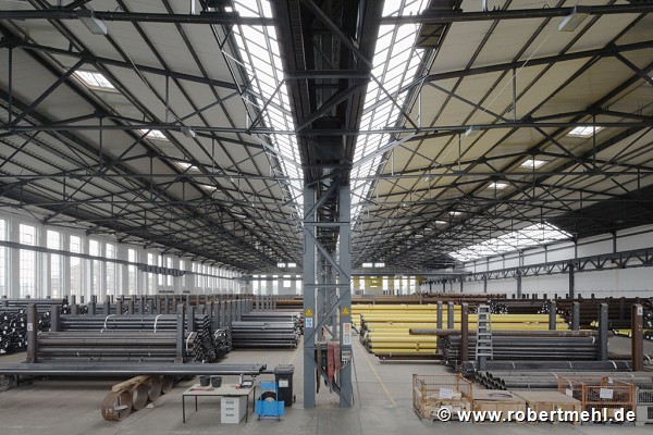 Becker steelworks, pipe hall: inner view of hall-unit changeover