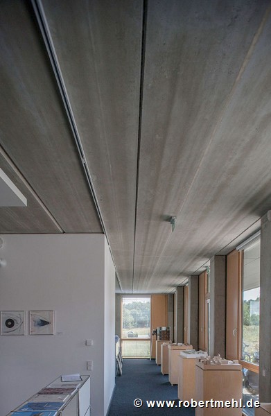 Blue-Office: The ground-floor open-plan office ceiling are 15,5 m long reinforced-precast-concrete-slabs