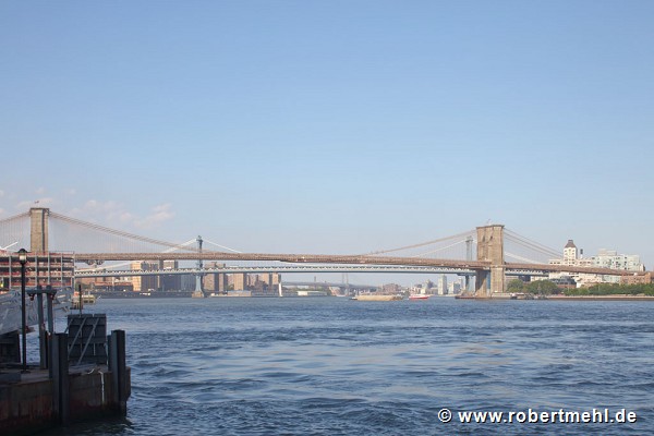Brooklyn Bridge: Manhattan-view from Pier 11 / ferry-terminal