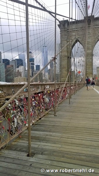 Brooklyn Bridge: locker & ear-plug love-symbols, fig. 1