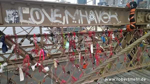 Brooklyn Bridge: locker & ear-plug love-symbols, fig. 2