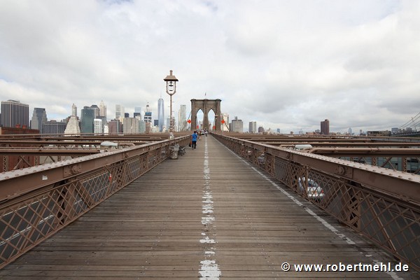 Brooklyn Bridge: pedestrian catwalk facing Manhattan, fig. 1