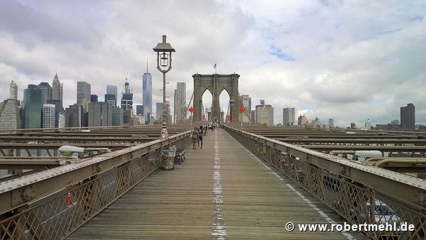 Brooklyn Bridge: pedestrian catwalk facing Manhattan, fig. 2