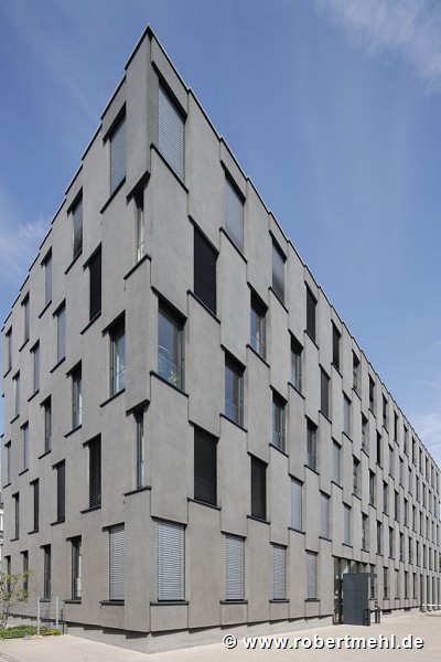 Eastsite Mannheim: Eastside I - shedded, anthracite-coloured precast-concrete-elements, pict 2