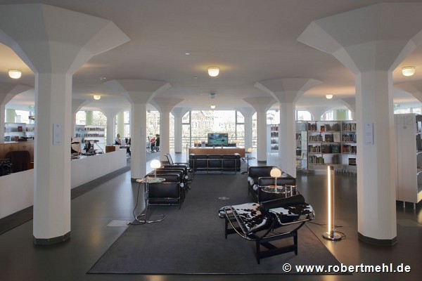 Glaspaleis Heerlen: 2nd floor library