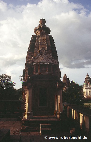 Khajuraho: Kandariya Mahadev Temple, Corner-temple, pict 2