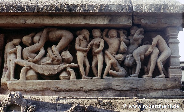 Khajuraho, Kandariya-Mahadeva-Temple: the display are in parts extreme bawdy