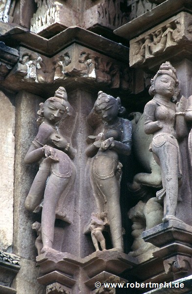 Khajuraho, Kandariya-Mahadeva-Temple: Surasundari group (beautiful girls)