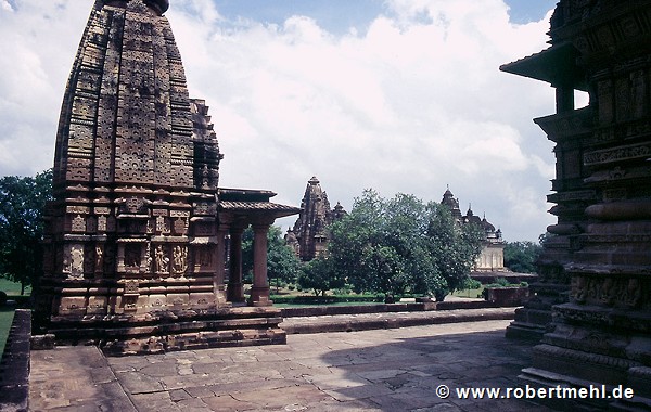 Khajuraho: Kandariya Mahadev Temple, Corner-temple, pict 1