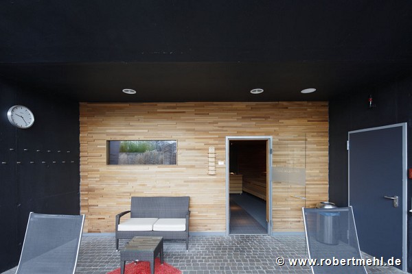 Lentpark: entrance outside sauna