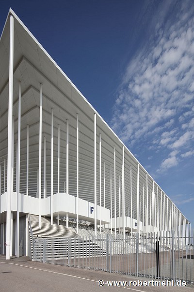 Matmut-Atlantique: eastern façade outside fencing