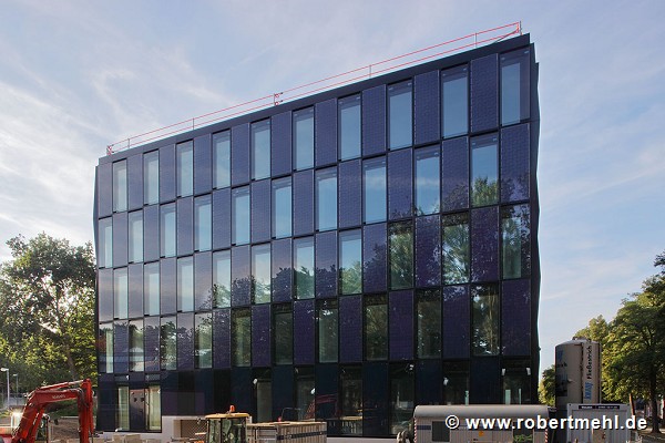 NEW Blauhaus: southern view with smooth photo-voltaics-façade-elements, pict 2