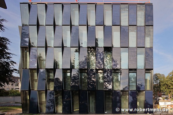 NEW Blauhaus: western view with jutted photo-voltaics-façade-elements