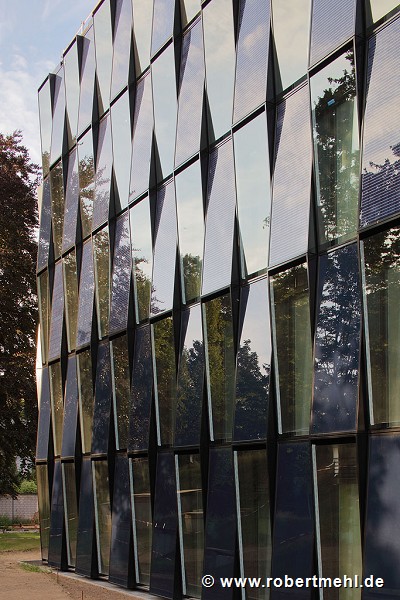 NEW Blauhaus: jutted western façade detail-view