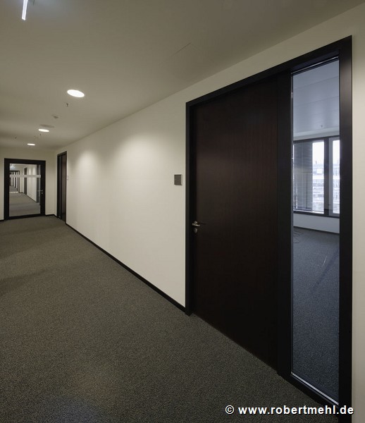 One Goethe Plaza: office corridor standard level 2