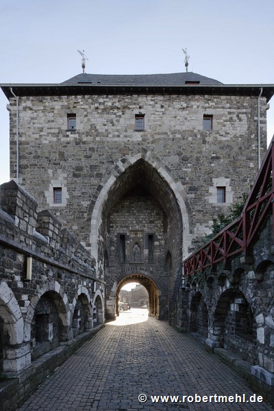 Pont-gate: gate-passage facing Ost