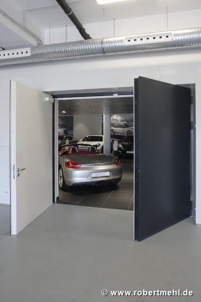 Porsche Center Mannheim: basement exhibition access