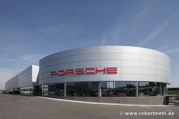 Porsche Center Mannheim: main entrance