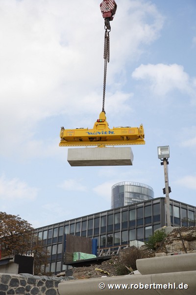 Rhine-boulevard: a vacuum-carrier is lifting the precast-elements 2