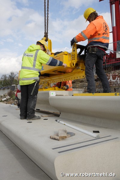Rhine-boulevard: a vacuum-carrier is lifting the precast-elements 6